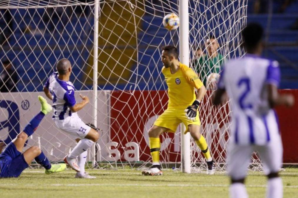 Momento en el que marcó Jonathan Rubio para el gol de la victoria sobre Chile.