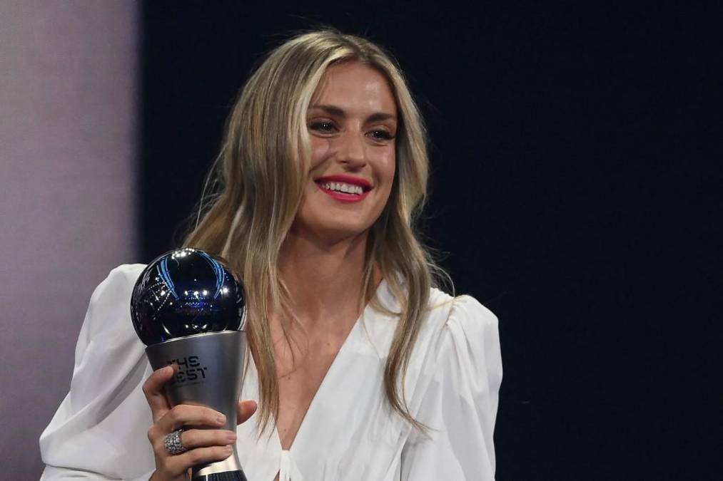 La jugadora del FC Barcelona y de la selección española Alexia <b>Putellas</b> fue galardonada con el premio ‘The Best’ de la FIFA a la mejor futbolista del mundo en 2022. 
