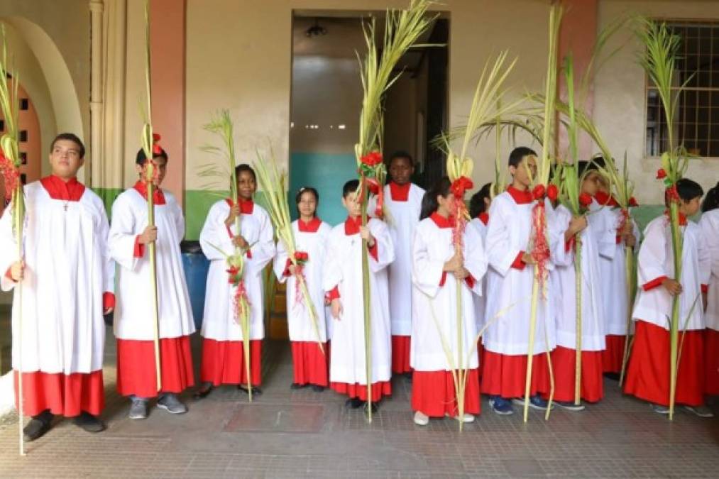 Centenares de feligreses compraron las palmas que utilizarán hoy en la procesión para que sean bendecidas.