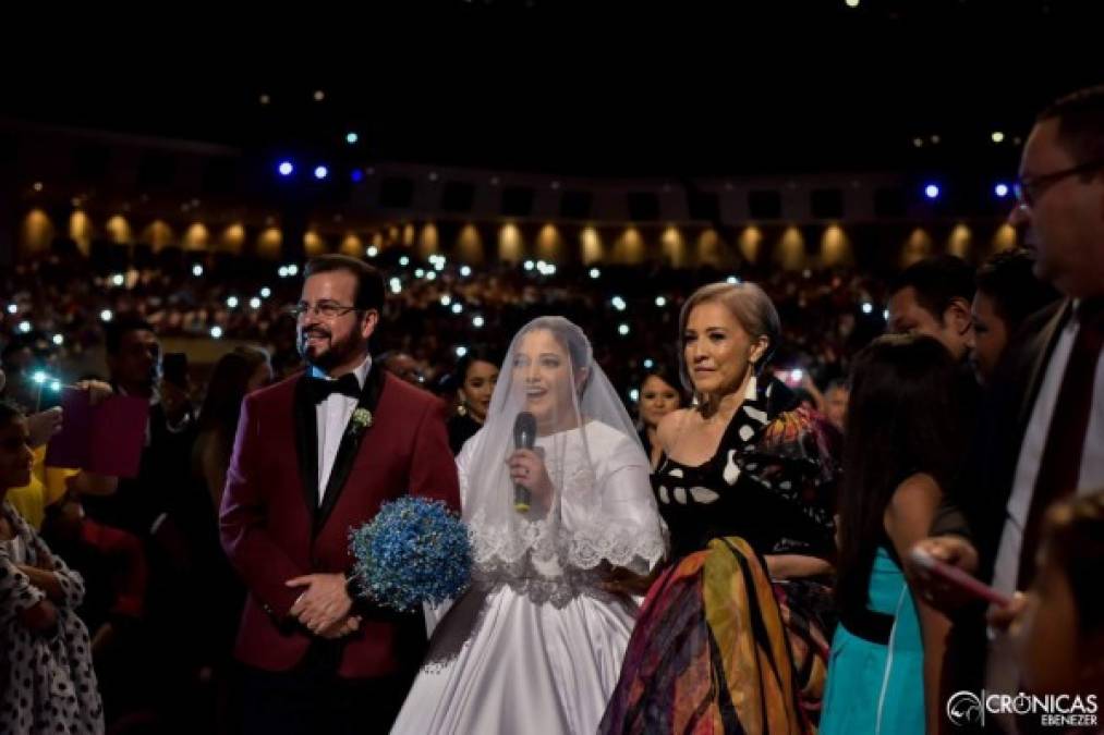 Su madre, la pastora Ninoska de Ponce, también estuvo junto a ella y mientras caminaban Hannah le cantó a su futuro esposo, Diego Turcios Machado, la canción 'En el pozo te encontré', de los artistas cristianos Moises Macedo y Cecilia Palafox.