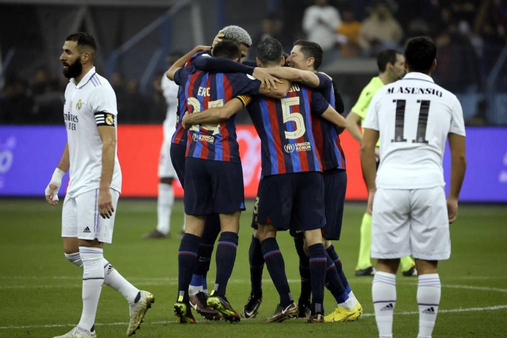 Los jugadores del Barcelona celebrando el triunfo al final del partido ante el lamento de los madridistas.