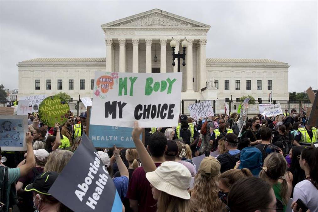 Miles de mujeres salieron este sábado a las calles de las principales ciudades de Estados Unidos para manifestarse a favor del aborto legal en todo el país, ante la posibilidad de que el Tribunal Supremo tumbe próximamente la protección constitucional de este derecho.