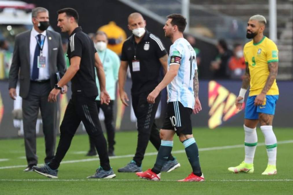 Messi, incrédulo, no sabía lo que pasaba y salió del campo junto al entrenador Lionel Scaloni.