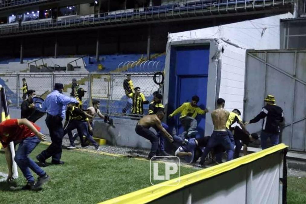 Los hinchas aurinegros agredieron con patadas y puñetazos a la mujer que estaba tirada en el suelo. Una escena dantesca.