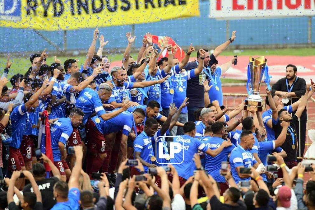 La celebración de los jugadores del Motagua con el trofeo de campeones de la Liga Nacional.