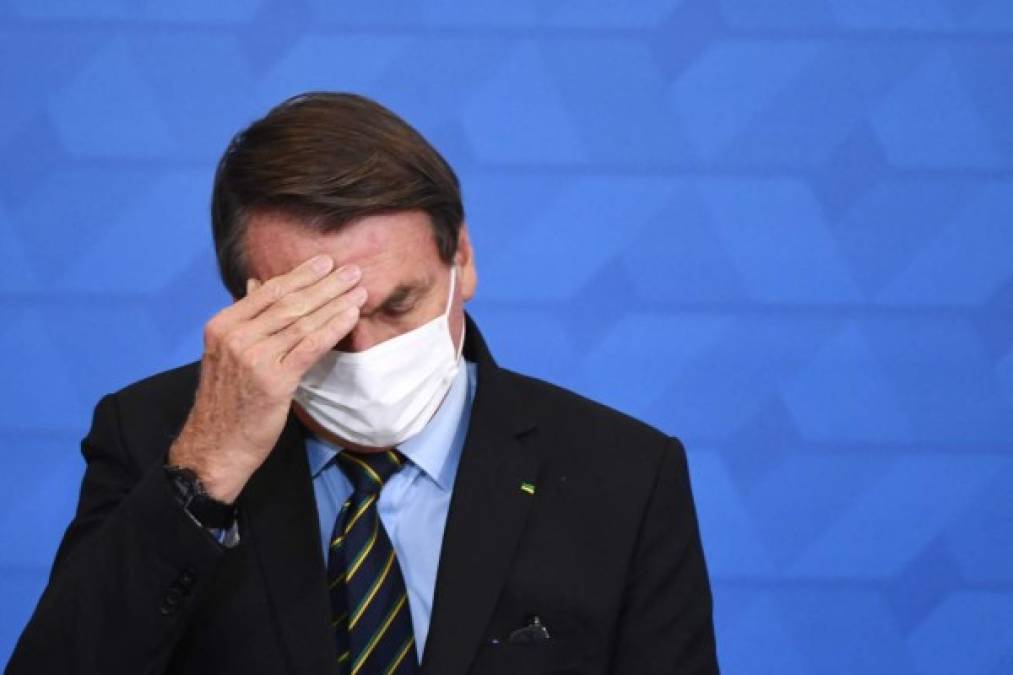 El presidente brasileño, el ultraderechista Jair Bolsonaro, continúa minimizando la magnitud de la pandemia y criticando las medidas restrictivas tomadas por gobernadores y alcaldes, como el confinamiento. Foto AFP