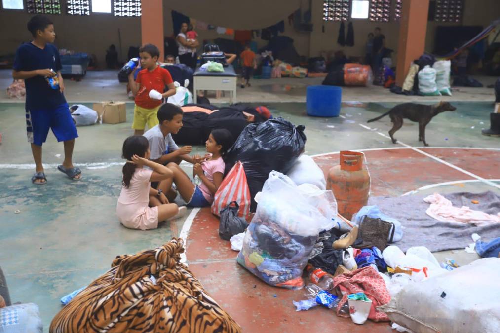 Ropa y algunos artículos acompañan a los evacuados. 