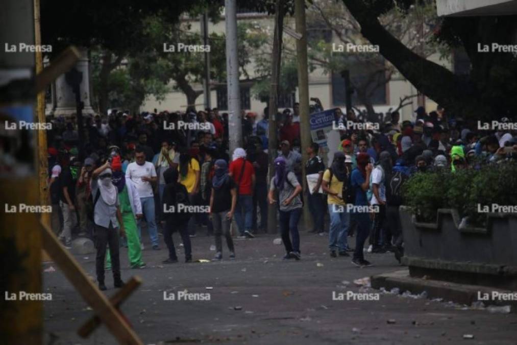 Las protestas empezaron el viernes luego que el Congreso aprobó dos proyectos sobre educación y salud que, a juicio del gobierno, van a mejorar los servicios.<br/>