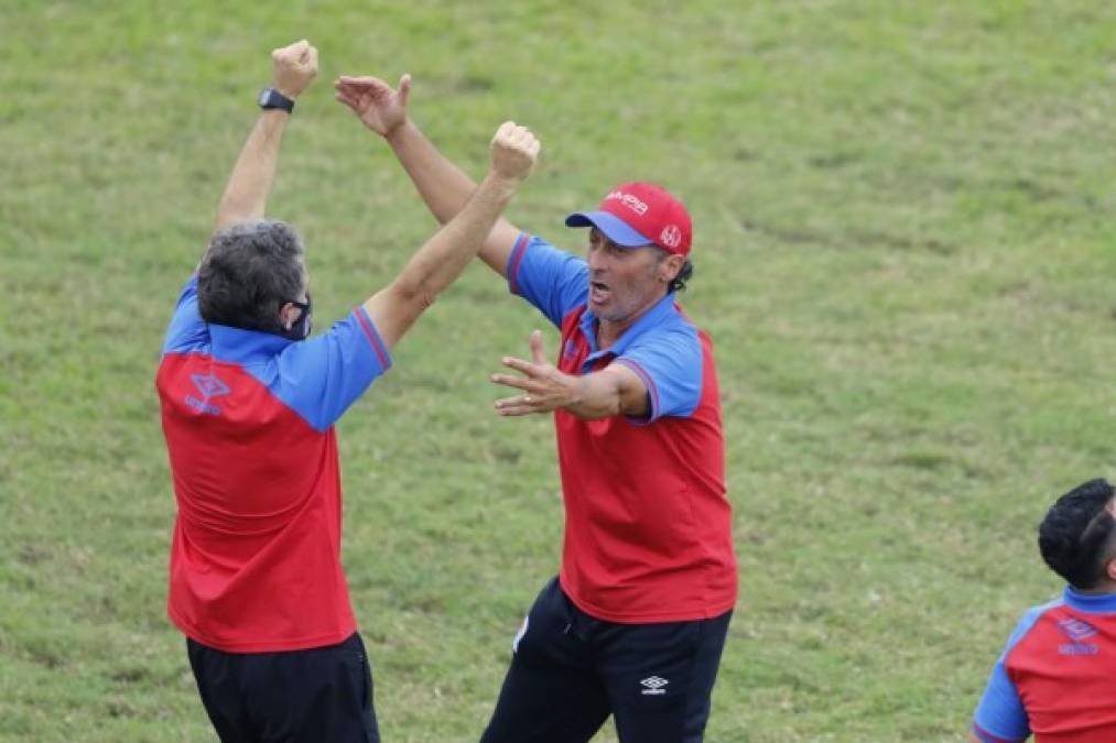 Pedro Troglio, eufórico celebrando con su staff técnico tras el pitazo final del partido.