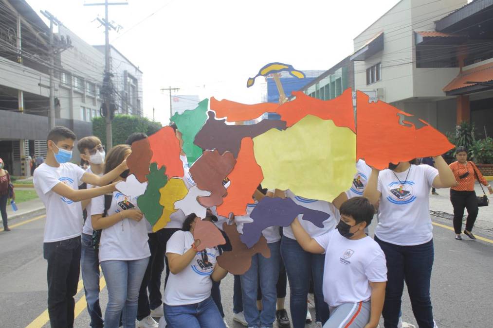 Estudiantes de diferentes grados del IDEC se lucieron representando de una manera muy creativa el mapa del territorio nacional.