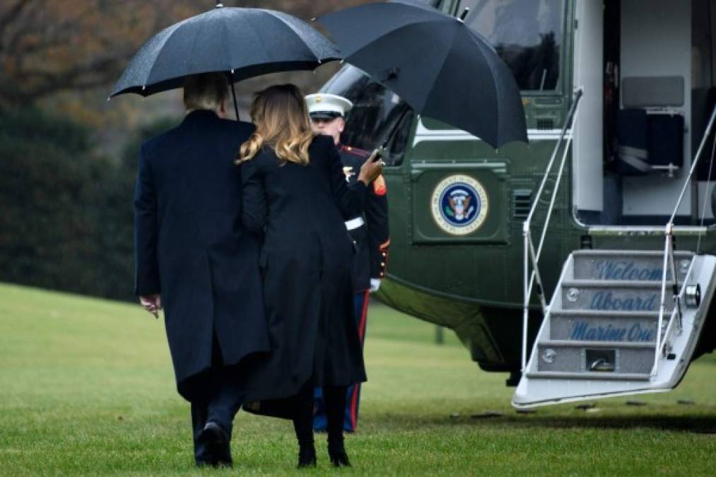 Otra de las revelaciones del polémico libro afirma que Melania Trump vive en sus propias estancias dentro de la Casa Blanca, algo que convierte a la pareja presidencial en una de las pocas que no han compartido dormitorio.<br/><br/>La primera dama no solo hace su día a día en habitaciones distintas a las que concurre Donald Trump, sino que además decidió ubicarse en una planta diferente a la que reside su marido.