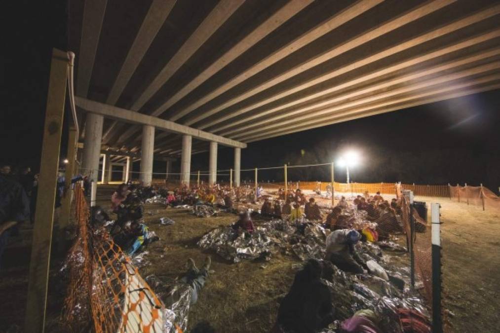 Los republicanos también denunciaron que muchos inmigrantes son obligados a pasar la noche bajo un puente tras ser detenidos por la falta de espacio en los centros de albergue.