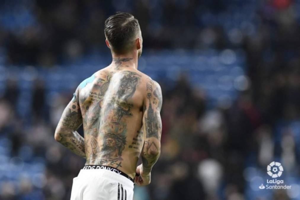Sergio Ramos lució sus tatuajes al final del partido tras regalar su camiseta.