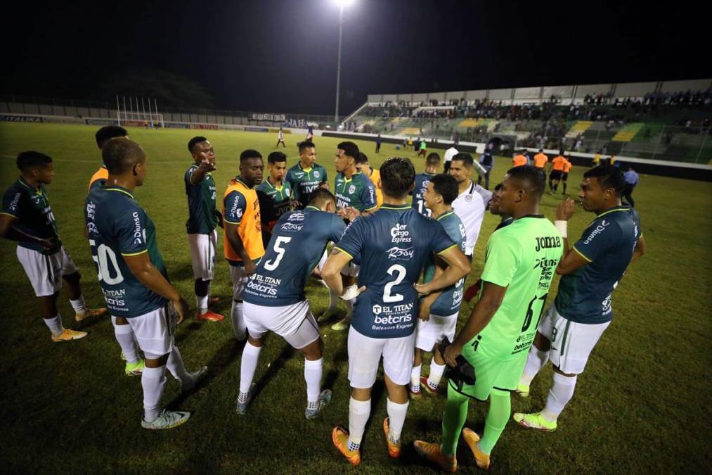 Los jugadores del Marathón se reunieron en el campo tras el final del partido. Gran triunfo lograron.