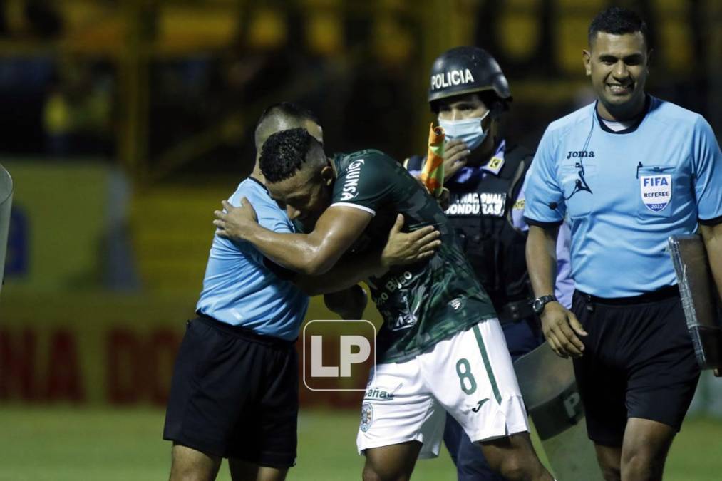 Luis Garrido abraza al árbitro asistente Jack Rodríguez al final del partido.