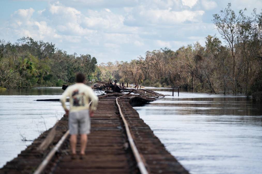 Biden recorre la zona de desastre en Florida tras el paso devastador del huracán Ian (Fotos)