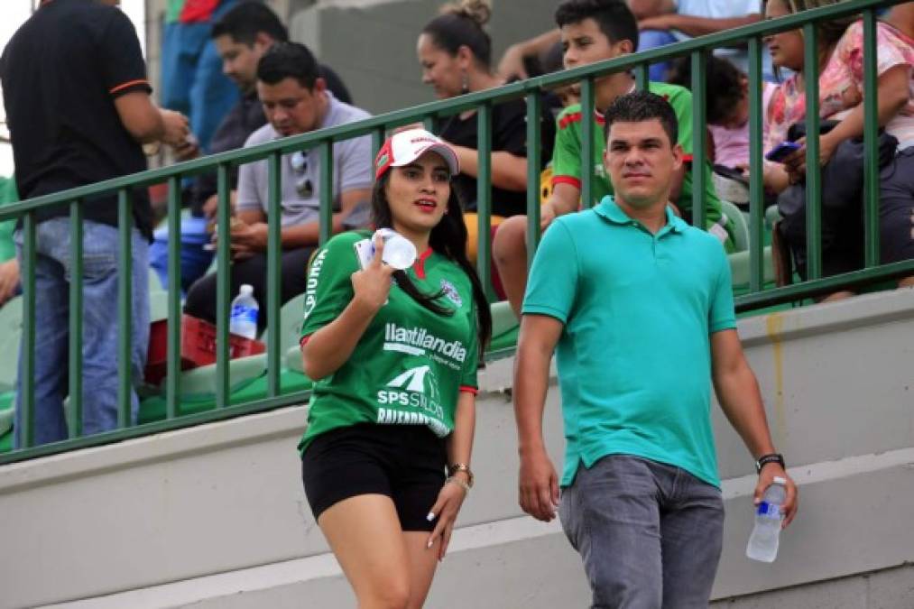 Julián Rápalo, ex jugador del Marathón, llegó al estadio para ver el partido.