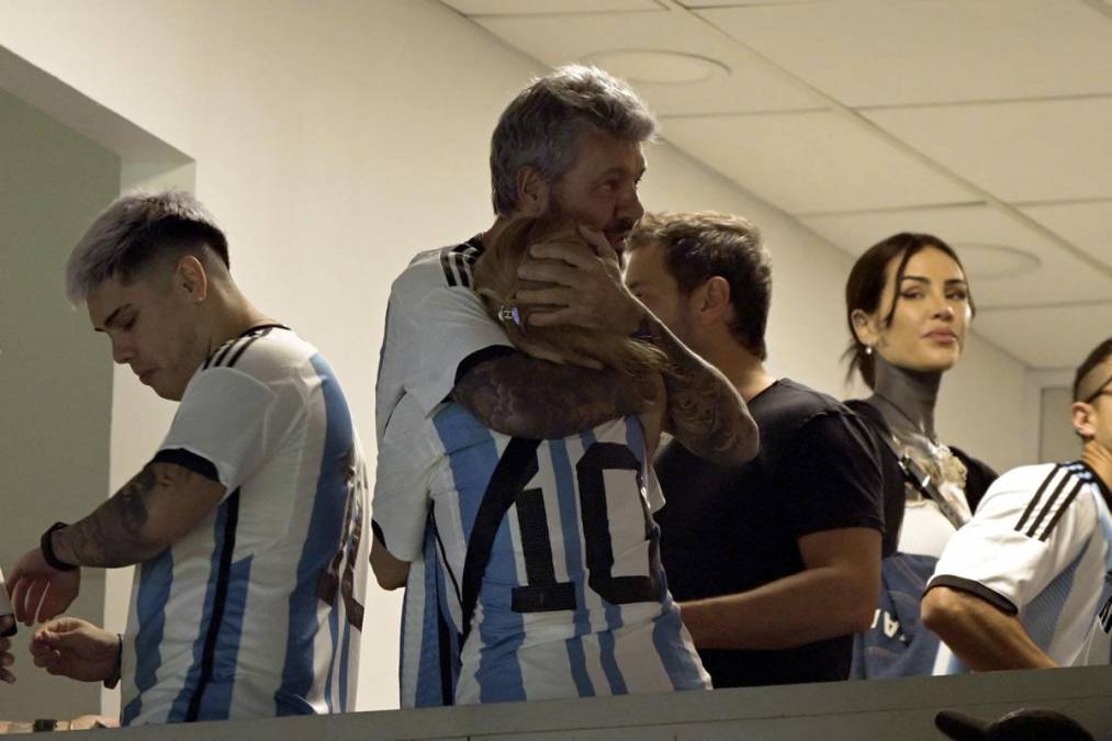 Polémico festejo, beso de Antonela a Messi y lágrimas del ‘Dibu’