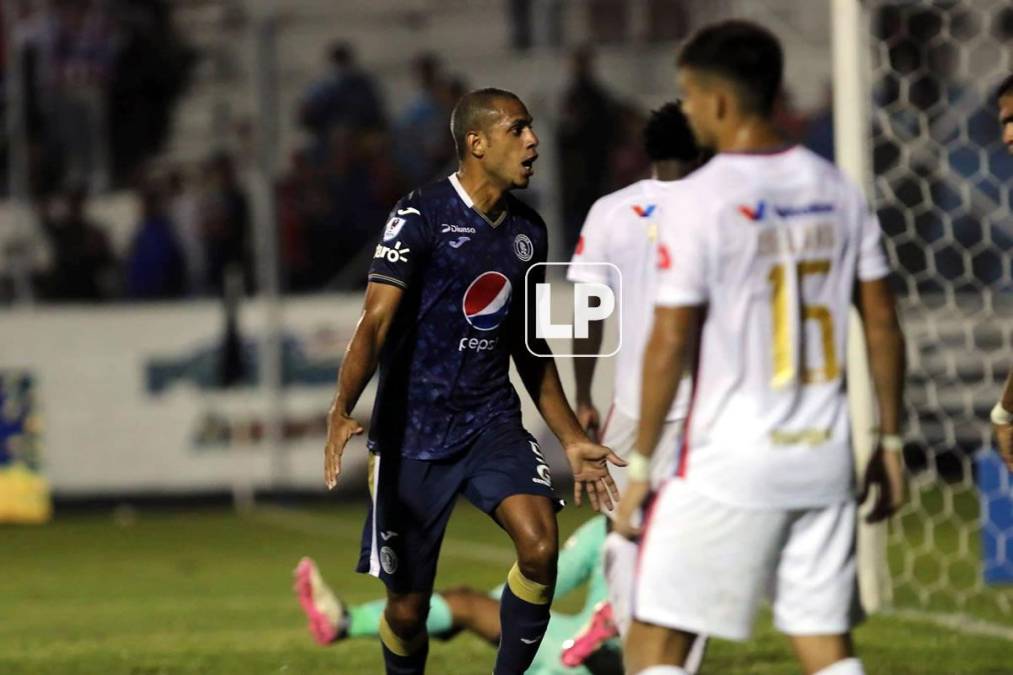 Eddie Hernández celebrando el gol del argentino Mauro Ortiz en el Clásico capitalino.