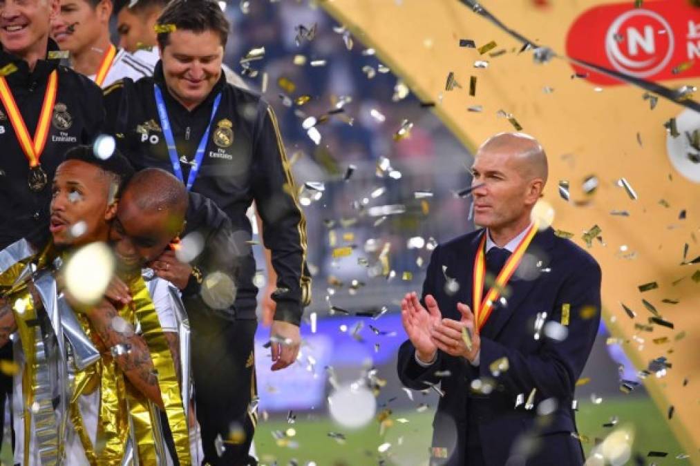 Zidane, apartado del grupo, aplaude la obtención del título del Real Madrid.
