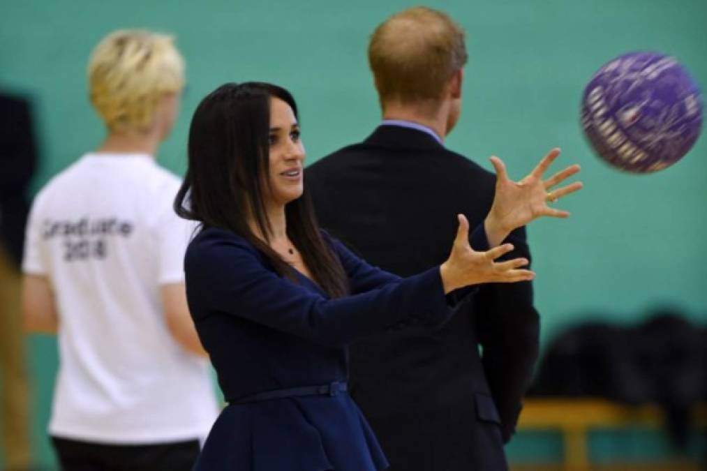 Acostumbrada a utilizar un peinado con ondas, similar al de Kate Middleton, Meghan hizo uso de la plancha para alisar por completo su cabello.