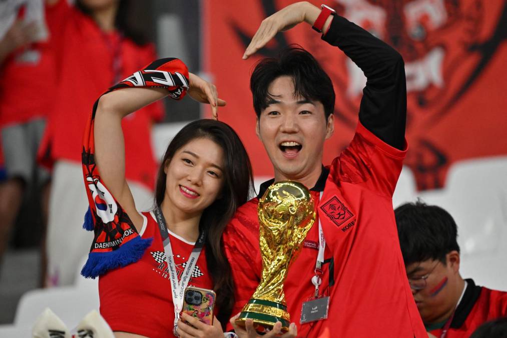 Esta pareja también estuvo animando a su equipo.