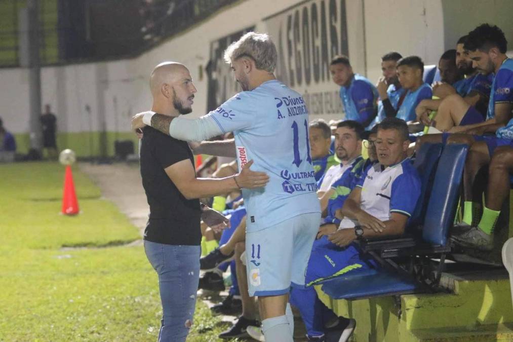 Agustín Auzmendi saludó al entrenador del Olancho FC, el argentino Mauro De Giobbi, antes del inicio del partido.