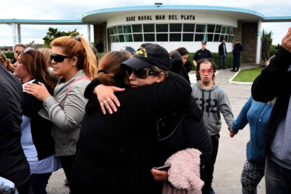 'Vamos a exigir al presidente (Mauricio Macri) que vea la forma de sacarlo (al submarino del fondo del mar) porque sí se puede, porque la empresa lo dijo', afirmó Yolanda Mendiola, madre del cabo primero Leandro Cisneros, quien tenía 28 años al momento de la desaparición de la nave.