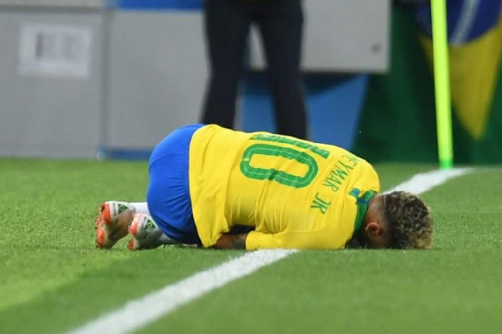 Neymar sufrió en la banda tras la dura falta de Adem Ljajic. Foto AFP