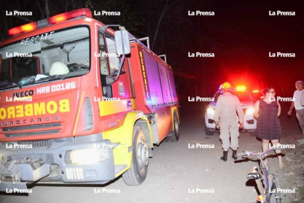 Varias personas se acercaron al lugar para socorrer a los lesionados del accidente.