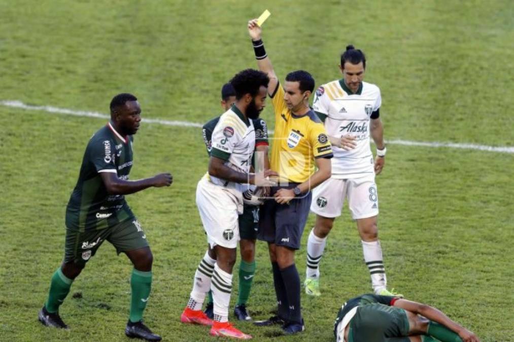 El árbitro mexicano César Ramos le mostró tarjeta amarilla a Eryk Williamson por la falta contra Kervin Arriaga.