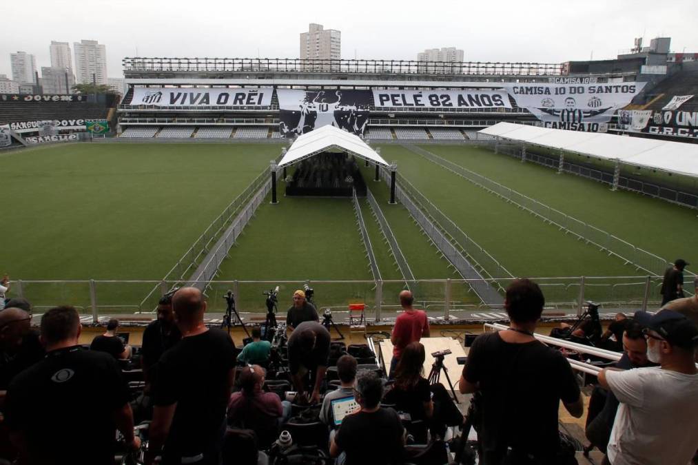 Miles de fanáticos estuvieron presentes en un solemne velorio en el estadio del Santos, el equipo donde forjó buena parte de su leyenda.