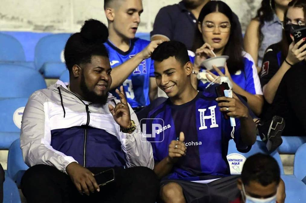 El comediante hondureño Saúl Fox, mejor conocido como ‘La More’, fue sensación en el estadio Olímpico y más de uno le pidió una selfie.