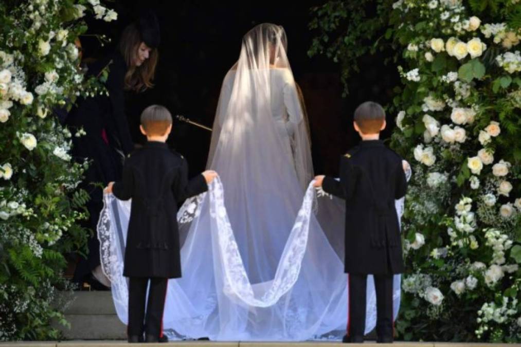 'Originalmente, le dije a Clare Waight Keller, la diseñadora, '¿cómo podemos incorporar eso? ¿sería hacer la flor del estado y la flor campestre de cada lugar? Y fue idea de ella bordar flores silvestres', dijo Meghan en un video publicado en la cuenta de Twitter del Palacio de Kensington.