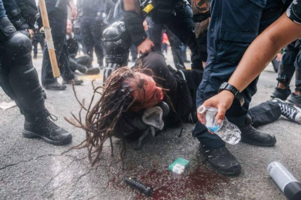 Imágenes de las televisiones locales mostraron varios arrestos en la ciudad que está bajo estado de emergencia para prevenir posibles disturbios y daños materiales, mientras que la Guardia Nacional y las fuerzas del orden locales patrullaban las calles.