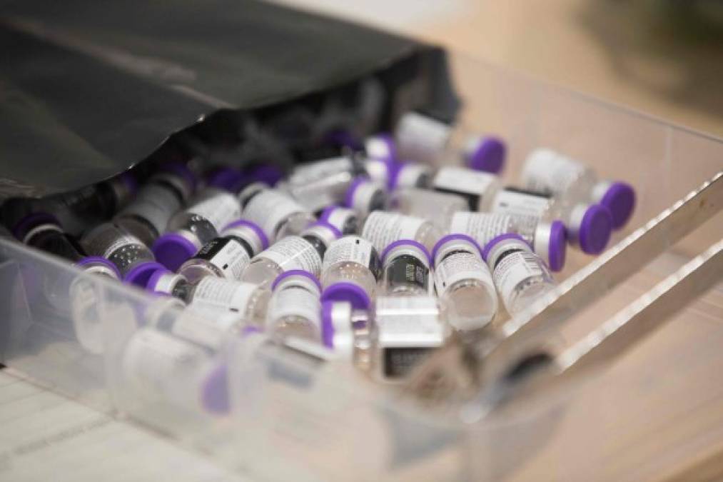 El Reino Unido tiene comprometidas 40 millones de dosis, que permitirán vacunar a 20 millones de personas, pero se espera que pronto los reguladores también den su visto bueno a la vacuna de la Universidad de Oxford y la farmacéutica británica AstraZeneca.