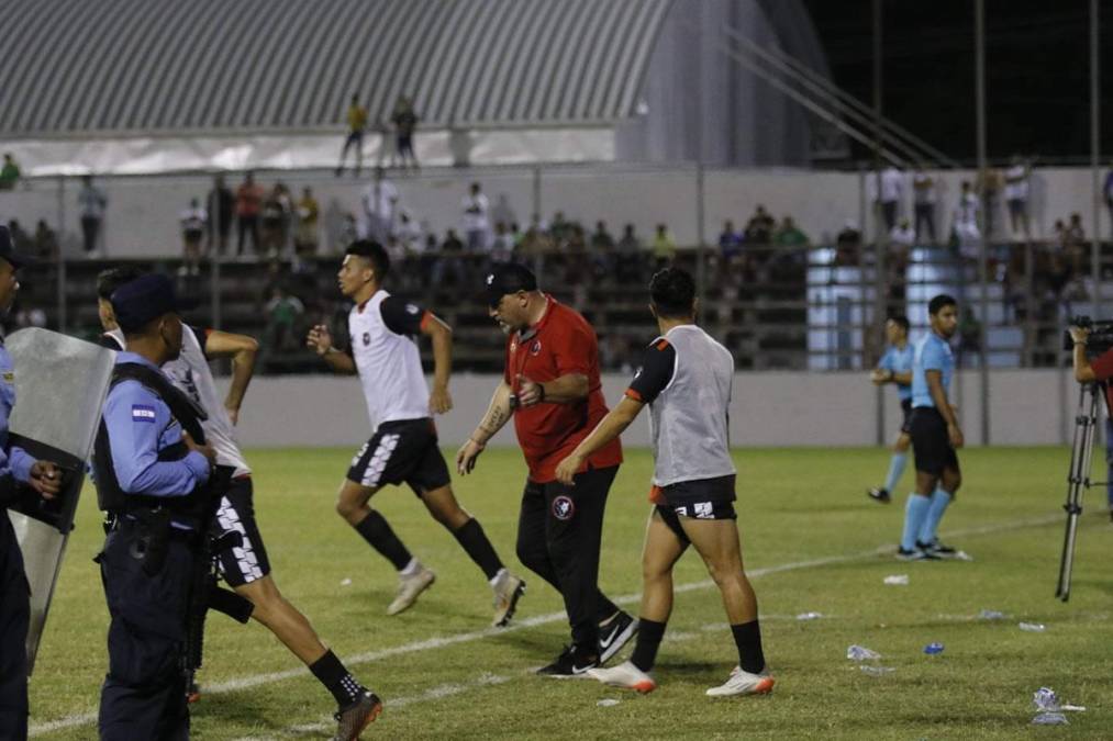 Más de media hora costó que se reanudara el partido luego de que el Club Atlético Independiente reclamara conducta violenta de parte de la afición rival.