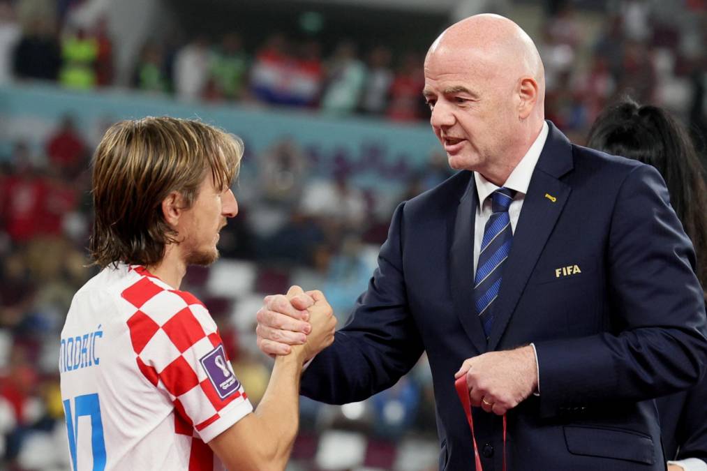 Modric junto al Presidente de la FIFA, Gianni Infantino.