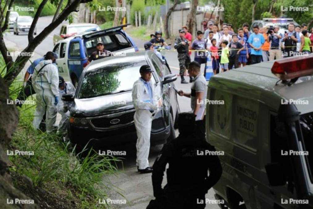 Agentes de la Dirección Policial de Investigaciones inspeccionaron el vehículo después de que Medicina Forense del Ministerio Público levantara el cadáver de la comerciante.