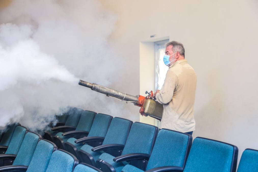 El alcalde de San Pedro Sula Fumigando uno de los espacios de la escuela.