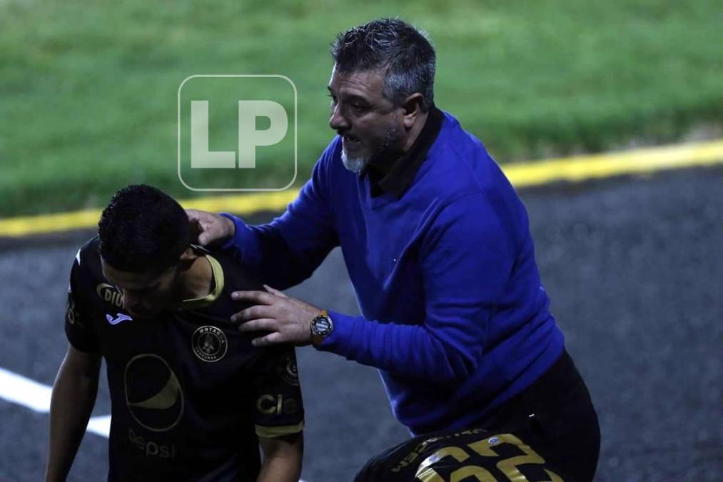 Diego Vázquez saludando a Omar Elvir tras salir de cambio.,
