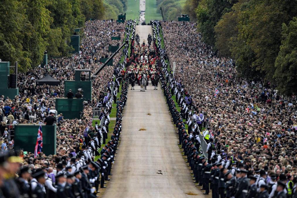 Una multitud estimada en 250,000 personas hizo cola durante kilómetros para rendirle un último homenaje y desfilar ante su ataúd en Westminster.