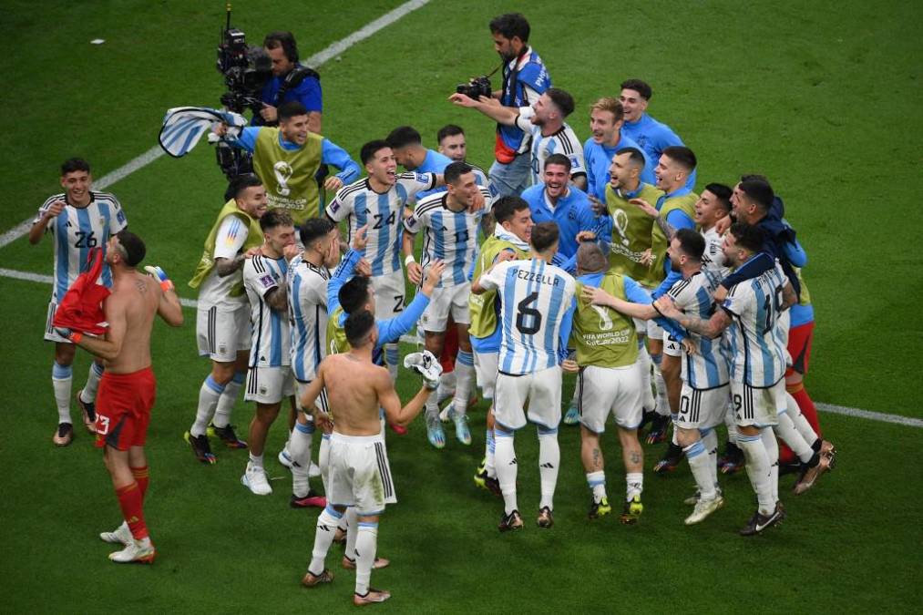 Lionel <b>Messi</b> y Argentina se clasificaron el viernes para las semifinales del Mundial de Catar-2022, donde se enfrentarán a Croacia que mandó a casa a Neymar y Brasil.