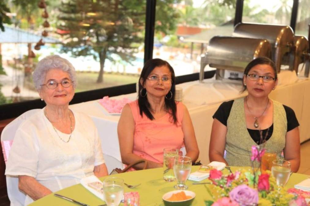 Elvira Toro, Alba Luz Vivas y Aleyda Díaz.