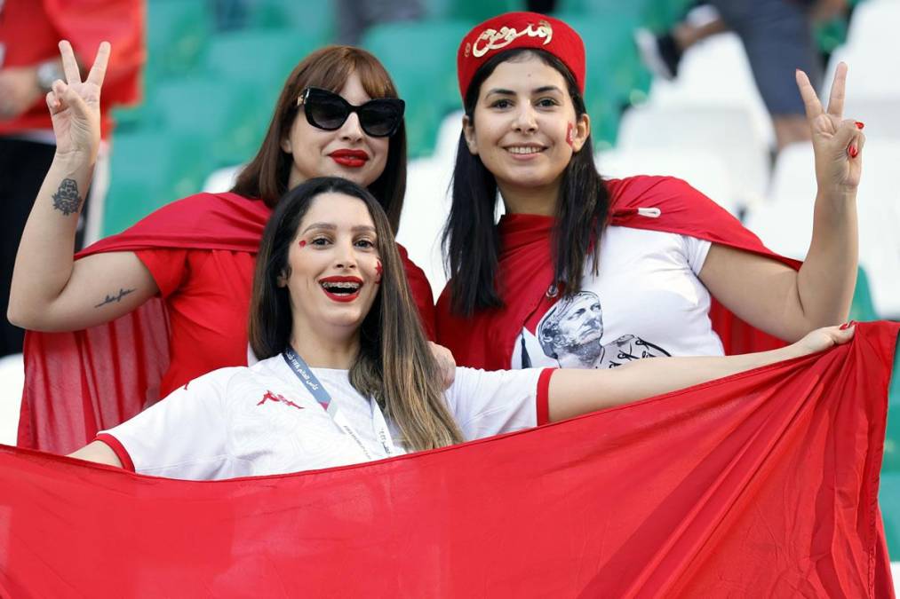 El partido Dinamarca-Túnez estuvo arropado por bellas aficionadas de ambas selecciones.