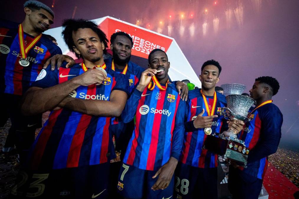 Así celebraron los jugadores del Barcelona con las medallas de campeones de la Supercopa de España.