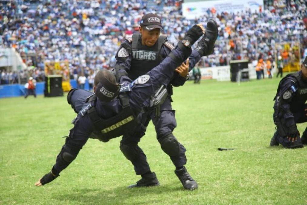 Además se realizó una muestra del entrenamiento para combate cuerpo a cuerpo que realizan los elementos del comando Tigres.