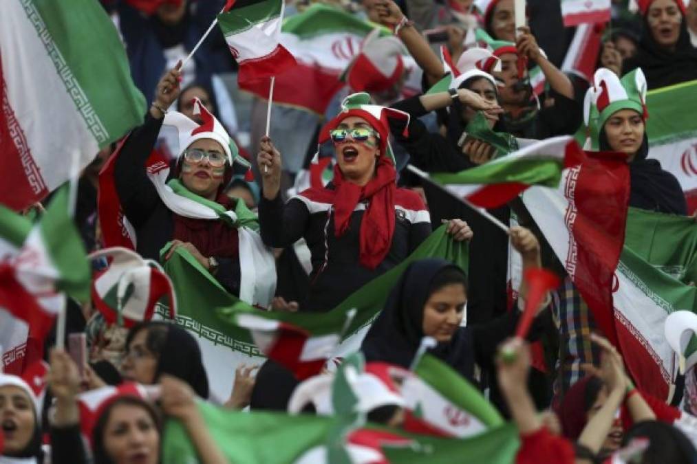Armadas con banderas iraníes, gorros con los colores nacionales y trompetas, las mujeres comenzaron a animar en un ambiente ensordecedor más de dos horas antes de que arrancara el duelo.