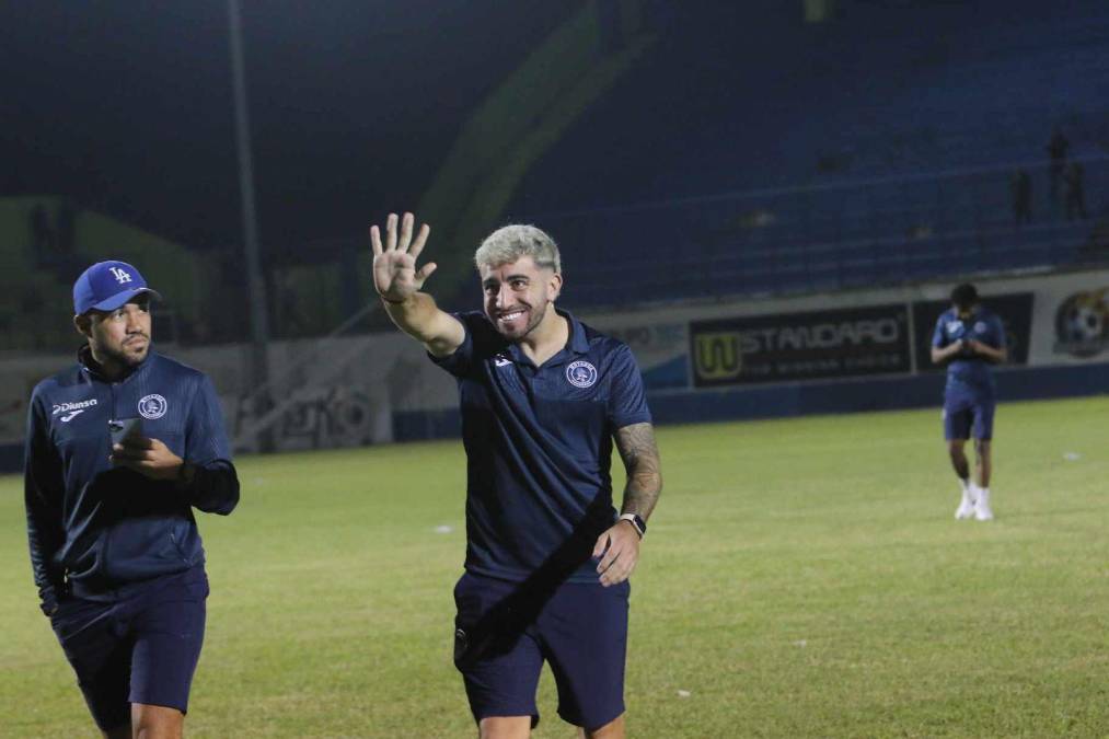 Auzmendi saludó a la afición del Olancho FC en el estadio Juan Ramón Brevé de Juticalpa, en donde festejó muchos goles.