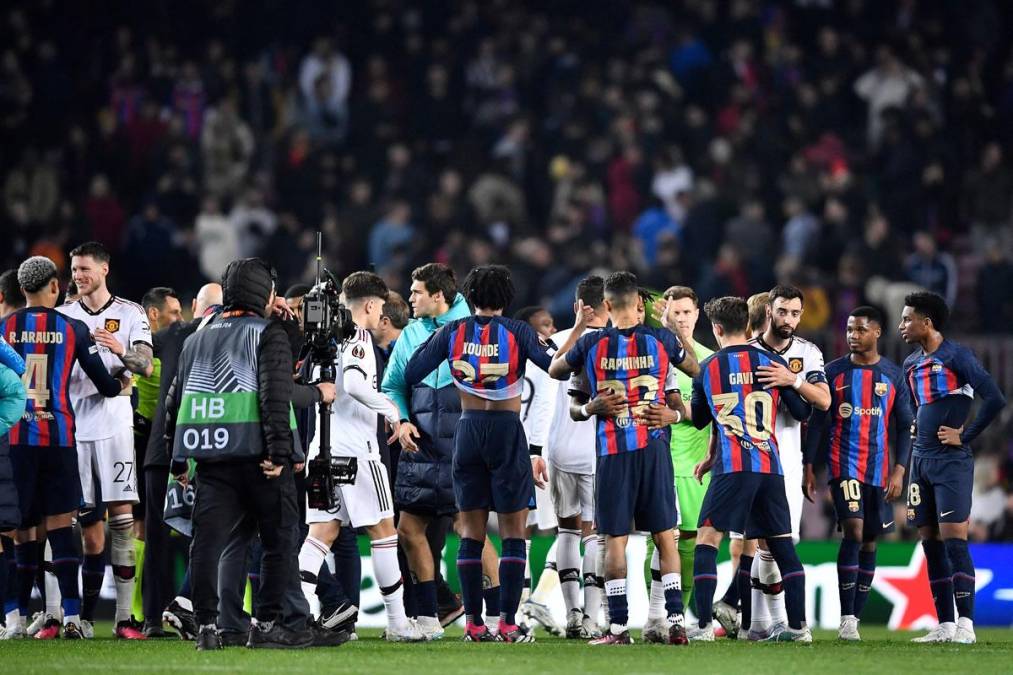 Jugadores del Barcelona y del Manchester United se saludaron al final del partido.
